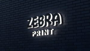 Litery świecą krawędziowo (efekt halo) - noc