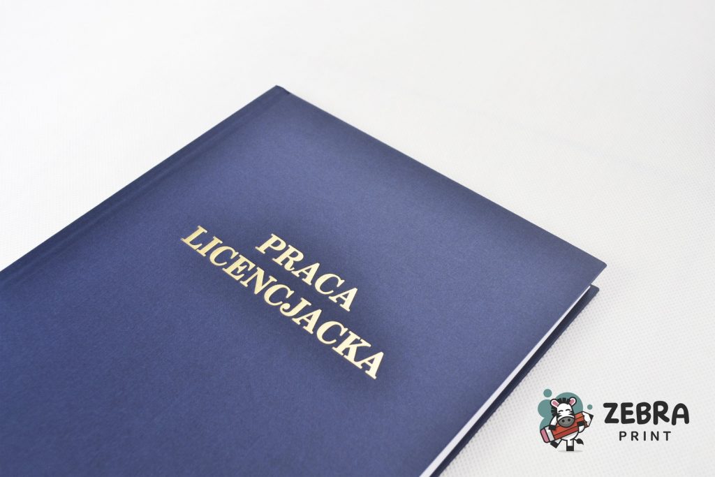 granatowa okładka ze złotym napisem