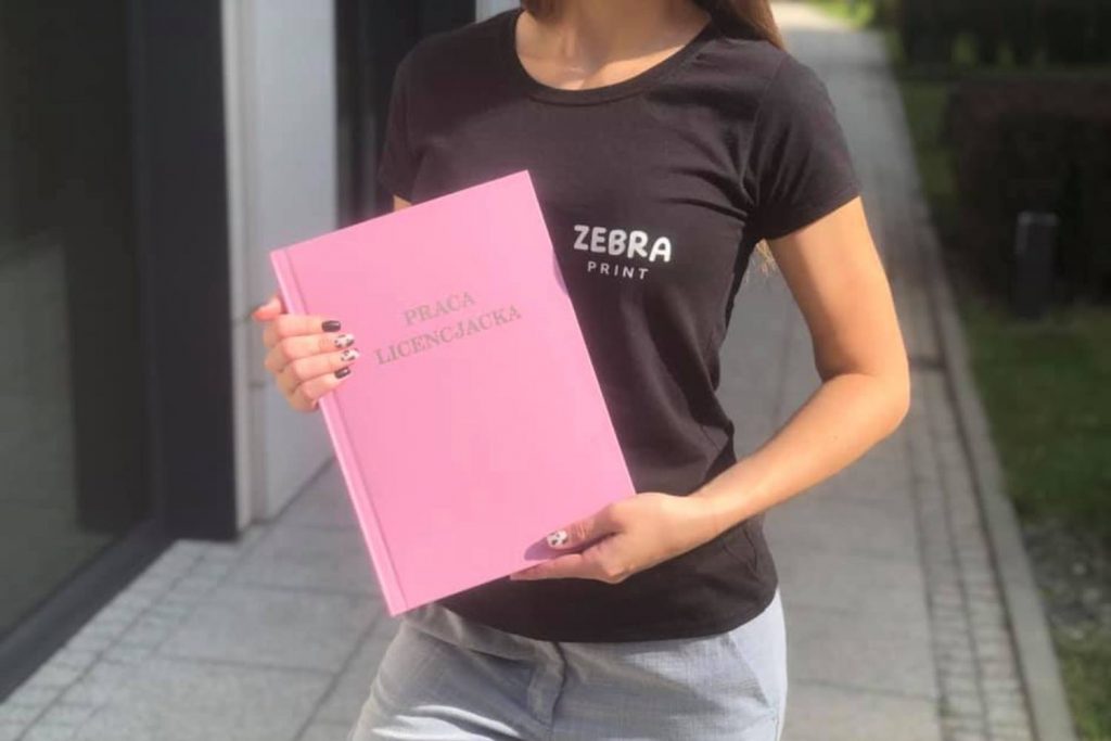 różowa okładka z napisem praca licencjacka