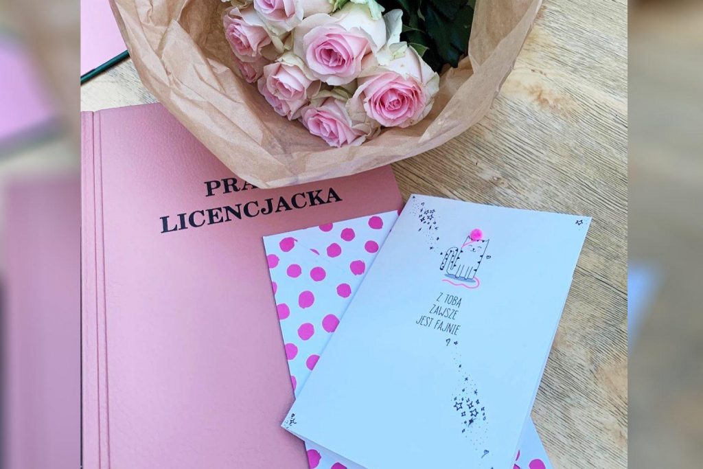 Różowa oprawa pracy dyplomowej